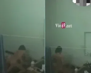 Quay lén anh trai dẫn bạn gái về phòng chơi trò cưỡi ngựa | VIET69